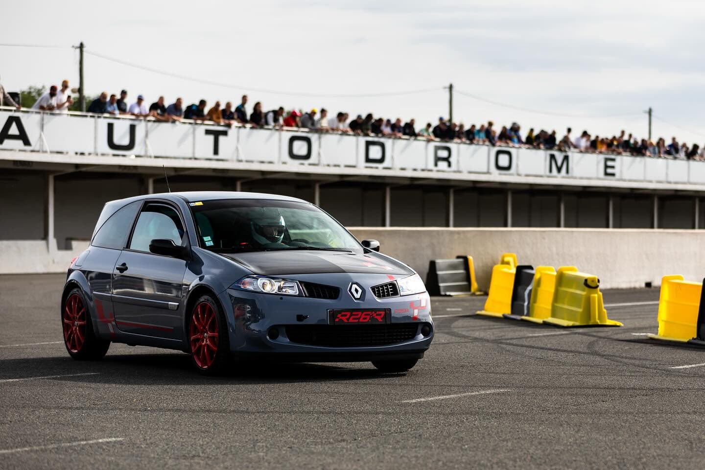 🔥 Voici la gagnante du mois RS IDF ! 🔥
Et quelle gagnante… la légendaire Mégane R26.R de @yohanm75 

Véritable ovni dans le paysage automobile de 2008, la R26.R symbolise le sommet de l’audace chez Renault Sport. Conçue à Dieppe avec une obsession : la performance pure. 💛

Allégée de près de 125 kg par rapport à la R26 classique, dépouillée de tout superflu — plus de banquette, plus d’insonorisant — et équipée de baquets carbone, d’un arceau de vitres en makrolon et d’un capot en carbone, elle ne laissait aucun doute sur ses intentions. ⚙️

Sous le capot, le 2.0 turbo de 230 ch faisait des merveilles, propulsant cette trappe radicale au rang de reine du Nürburgring avec un chrono de 8’17’’, un record pour une traction avant à l’époque. 🏁

Produite à moins de 400 exemplaires, la R26.R est aujourd’hui un collector absolu, symbole d’une époque où Renault Sport osait tout pour la passion du pilotage. 💪

#RSIDF #VoitureDuMois #RenaultSport #MeganeR26R #HotHatchLegend #DieppeSpirit #TrackBorn #PassionRS
#TrackTool #RingQueen #NurburgringRecord #PureDriving #HotHatchLegend #PerformancePure #LightIsRight #TimeAttack #RacingDNA